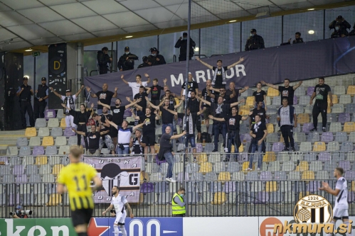 Black Gringosi so bili nastanjeni na svoji standardni lokaciji na severni tribuni.