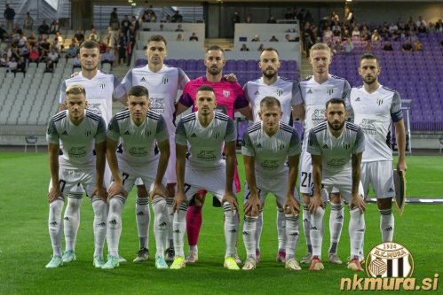 Začetna enajsterica Mure. Stojijo od leve: Žiga Škoflek, Jan Gorenc, Matko Obradović, Žiga Kous, Žan Karničnik, Alen Kozar. Čepijo: Tomi Horvat, Mihael Klepač, Staniša Mandić, Klemen Šturm, Mitja Lotrič.