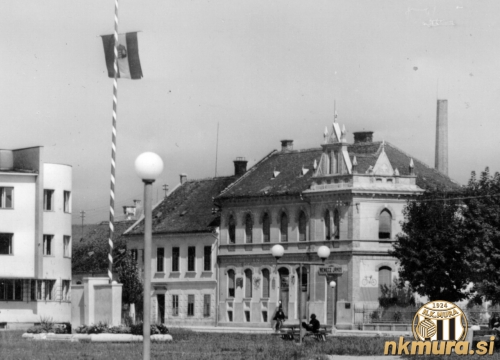 Na glavnem trgu se je med vojno pogosto zbirala soboška mladina in brcala žogo. Funkcionarji in igralci Mure so najbolj vešče povabili k Muri.
