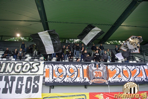 Black Gringos na svojem standardnem mestu na severni tribuni.