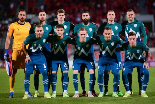 Slovenska reprezentanca, ki je pričela tekmo proti Malti. Žan Karničnik je v spodnji vrsti na sredini (številka 18).