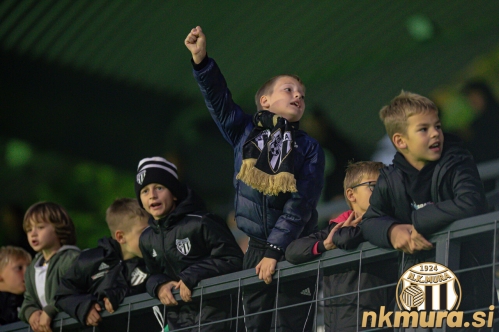 Pogled na tribune.