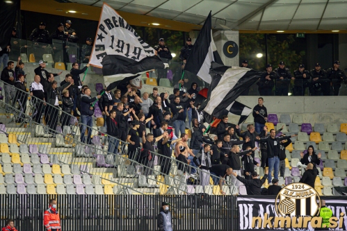 Navijaška skupina Black Gringos je bila tokrat na vzhodni tribuni.