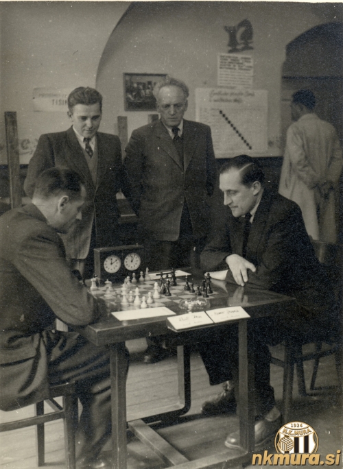 Janez Nemec (desno za šahovsko mizo) je bil med vojno aktiven šahist Mure. Fotografija je nastala leta 1950.
