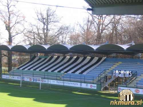 Zaradi kazni je bila tekma odigrana brez gledalcev. Navijaška skupina Black Gringos je na stadionu izobesila transparente in veliko zastavo.