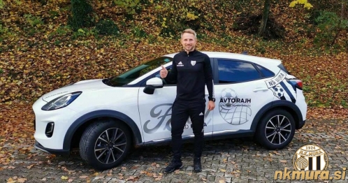 Almir Sulejmanović ob službenem vozilu.