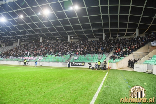 Navijači Mure so bili nastanjeni na južni tribuni Stožic.