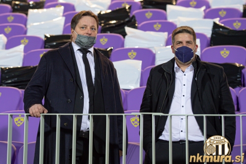 Predsednik Robert Kuzmič in športni direktor Denis Rajbar na častni tribuni v Ljudskem vrtu.