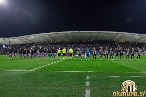 Začetni enajsterici pred pričetkom tekme. Desno Tottenham, levo Mura.