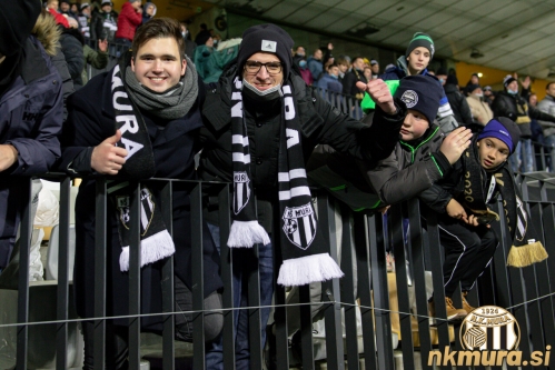 Tribune v Ljudskem vrtu so bile obarvane v črno-belo.