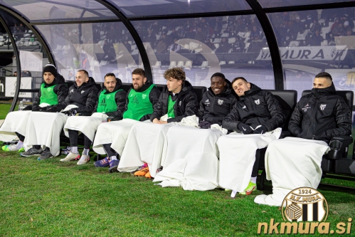 Klop Mure za rezervne igralce. Od leve: Marko Zalokar, Matic Maruško, Mitja Lotrič, Amadej Maroša, Kai Cipot, Samsindin Ouro, Mihael Klepač in Staniša Mandić.