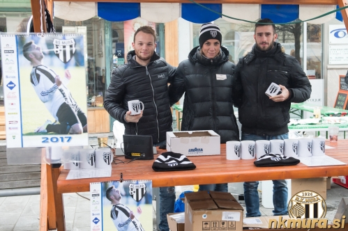 Stojnica Mure na Miklošovon senji leta 2016. Od leve: Niki Slana, Tamara Rantaša (ekonomka) in Alen Kozar.