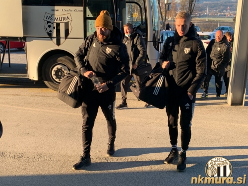 Razpoloženi muraši odhajajo na zadnje letošnje evropsko gostovanje. V ospredju sta Nik Lorbek in Žan Karničnik.