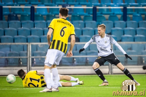 Matus Bero (na tleh), Jacob Rasmussen in Žan Karničnik.