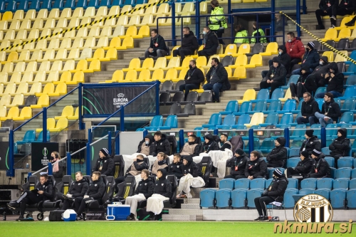 Pogled proti klopi za rezervne igralce.