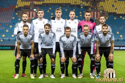 Začetna enajsterica Mure v Arnhemu proti Vitesseju: Stojijo od leve: Kos, Mulahusejnović, Karamarko, Maruško, Zalokar, Kozar. Čepijo: Horvat, Pucko, Šturm, Karničnik in Lorbek.