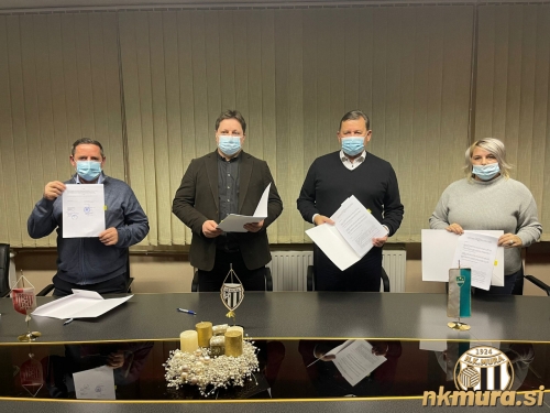 Od leve: Miran Polanec (predsednik ŠNK Bakovci), Robert Kuzmič (predsednik Mure), Aleksander Jevšek (župan MOMS) in Nives Cajnko (predsednika KS Bakovci).