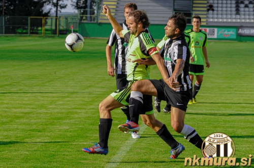 Kapetan Tromejnika Damir Čontala in muraš Simon Koren. Fotografija je nastala 4. septembra 2013 na tekmi med Muro in Tromejnikom.