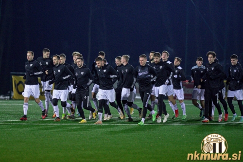 Trening na igrišču z umetno travo.