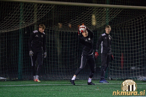 Trening na igrišču z umetno travo.