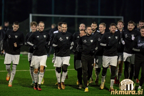 Trening Mure na igrišču z umetno travo.