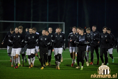 Trening Mure na igrišču z umetno travo.