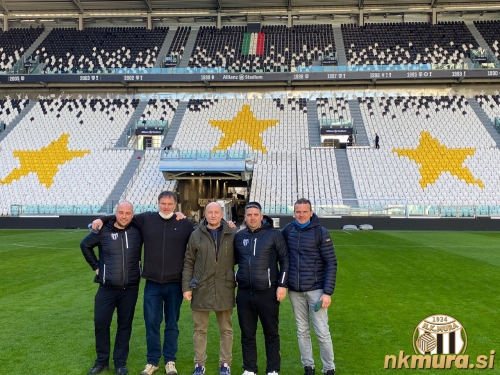 Jernej Rumež (prvi z leve) in Denis Rajbar (četrti z leve) sta si ogledala travnato površino na stadionu Juventusa v Torinu.