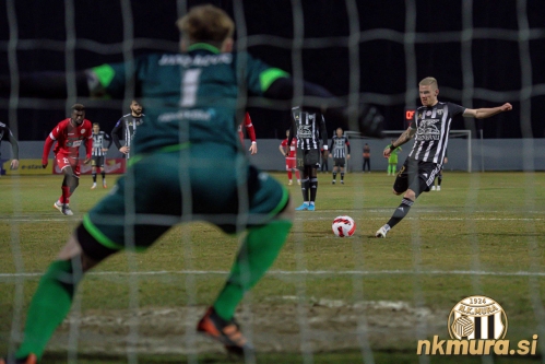 Luka Bobičanec in najstrožja kazen. V vratih stoji vratar Aluminija Luka Janžekovič.