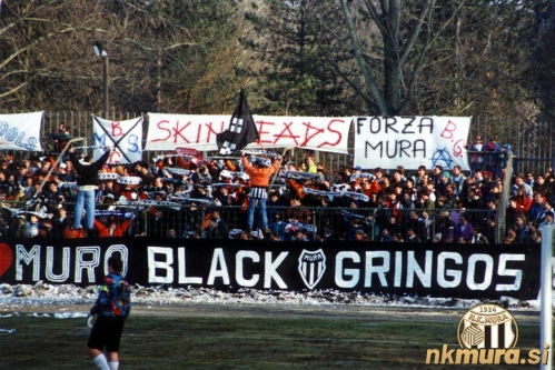 Navijaška skupina Black Gringos na vzhodni tribuni stadiona v Beltincih.