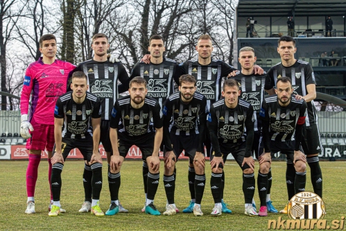 Začetna enajsterica Mure proti Olimpiji (10. marec 2022). Stojijo od leve: Marin Ljubić, Nardin Mulahusejnović, Jan Gorenc, Gregor Balažic, Luka Bobičanec, Mirlind Daku. Čepijo: Tomi Horvat, Nik Lorbek, Klemen Pucko, Klemen Šturm in Žiga Kous.