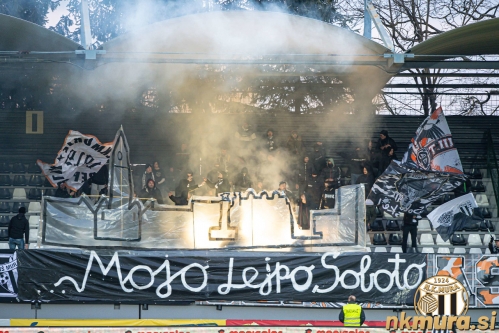 Koreografija Black Gringosov v prvem polčasu.
