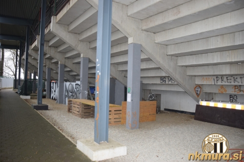 Pod severno tribuno. Fotografija je nastala 1. aprila 2022.