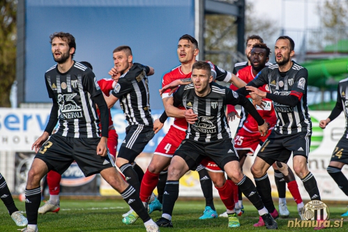 Gneča pred vrati. Od leve: Klemen Pucko, Luka Bobičanec, Tin Martić, Amar Beganović, Nik Lorbek, Chinwendu Johan Nkama in Žiga Kous.