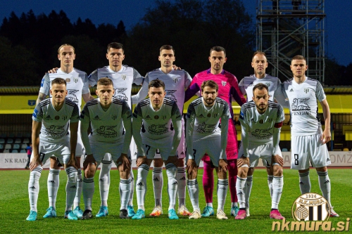 Začetna enajsterica Mure s tekme proti Radomljam (23. april 2022). Stojijo od leve: Marin Karamarko, Mirlind Daku, Jan Gorenc, Marko Zalokar, Matic Maruško, Luka Bobičanec. Čepijo od leve: Tomi Horvat, Amar Beganović, Mihael Klepač, Klemen Pucko in Žiga Kous.