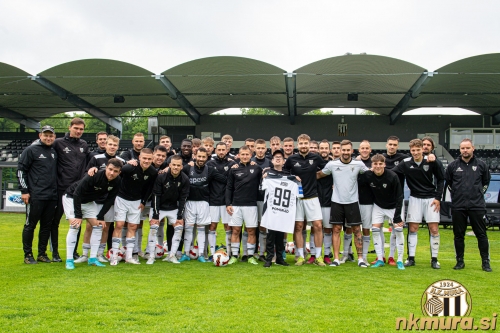 Od leve: Kvas (pomočnik trenerja), Luk (trener vratarjev), Dejan Novak (kondicijski trener), Buček, Klepač, Balažic, Bobičanec, Daku, Mulahusejnović, Horvat, Ouro, Šumenjak, Lotrič, Kasalo, Kozar, Erjavec, Šturm, Zalokar, Beganović, Karamarko, Robi Mataj, Škoflek, Lorbek, Pucko, Kous, Gyergyek, Obradović, Maruško, T. Cipot, Gorenc, K. Cipot, Anđelković (pomočnik trenerja), Čontala (trener).