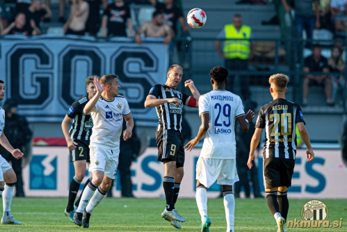 Matic Maruško v skoku za žogo.