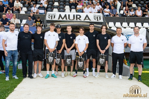 Stojijo od leve: Dominik Kovačič (vodja šole), Robert Kuzmič (predsednik), Alen Novak, Tio Cipot, Aljaž Košti, Jan Bek, Tilen Ščernjavič, Filip Janežič, David Novak, Almir Sulejmanovič (trener) in Aleš Novak (tehnični vodja).