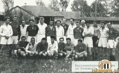 Reprezentanca Prekmurja je v belih dresih. Stojijo od leve: Zoltan Hegeduš, Ludvik Kulčar, Aleksander Bušen, Štefan Aki Norčič, Stanko Klepec, Feri Zelko, Jože Šimon, Jože Gerenčer. Čepijo: Ludvik Norčič, Ciril Klajnšček in predzadnji, vratar Alojz Režonja.