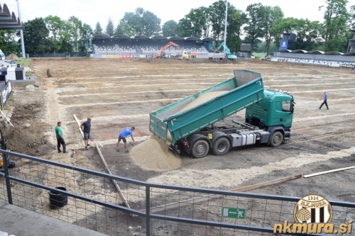 Na južni strani so označili igrišče, tovornjaki pa navažajo frakcijo. Na severni strani odstranjujejo še zadnjo zemljo stare travnate ruše.