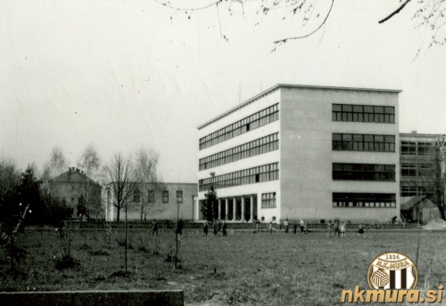 Tombola Mure je potekala na prostoru pred gimnazijo Murska Sobota. Leta 2022 je na tem mestu atletski stadion pred Osnovno šolo I.