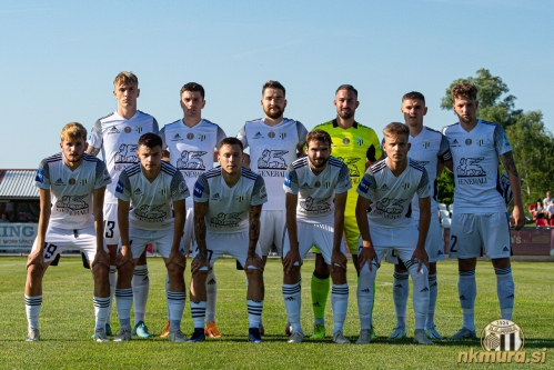 Mura v prvem polčasu. Stojijo od leve: Karamarko, Klepač, Lorbek, Obradović, Bobičanec, K. Cipot. Čepijo: Nerguti, Kuzmić, Šroler, Pucko, Kasalo.