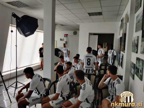 Fotografiranje je potekalo v klubskih prostorih.