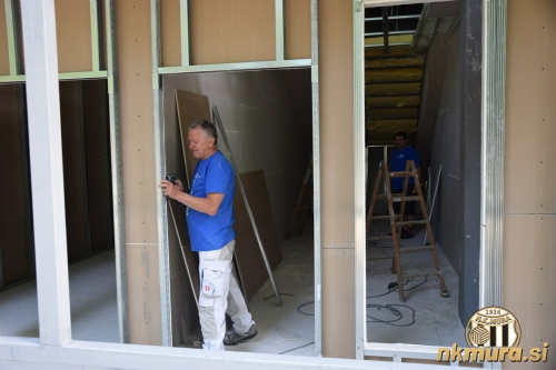 Neutrudna montažerja, ki skrbita za nov izgled pod južno tribuno.