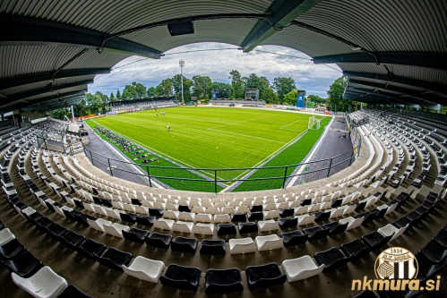 Igrišče je končno bližje tribunam.