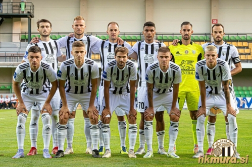 Začetna enajsterica Mure na tekmi v Kišinjevu. Stojijo od leve: Nikola Petković, Gregor Balažic, Matic Maruško, Darick Kobie Morris, Matko Obradović, Žiga Kous. Čepijo: Mihael Klepač, Amar Beganović, Klemen Pucko, Luka Bobičanec in Tio Cipot.