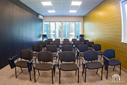 Prenovljena sejna soba je postala sodoben press center.