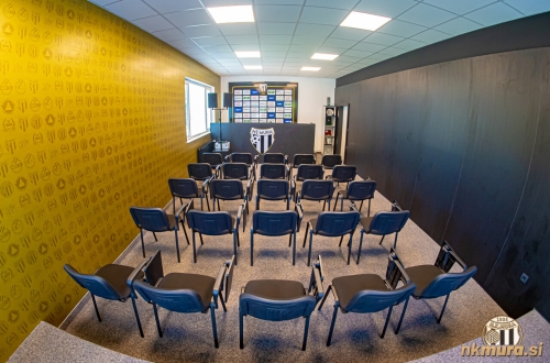 Prenovljena sejna soba je postala sodoben press center.