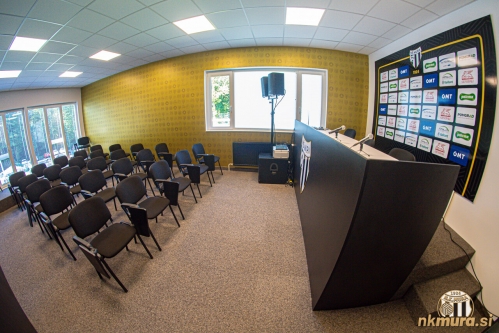 Prenovljena sejna soba je postala sodoben press center.