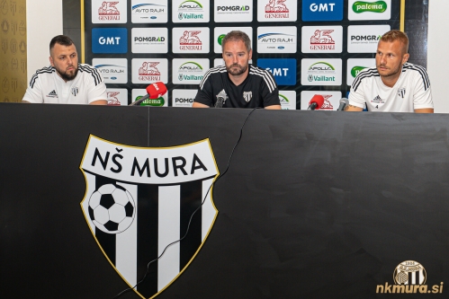 Novinarska konferenca je potekala v novem press centru. Od leve: Smiljan Kuhar (tiskovni predstavnik), Damir Čontala (trener) in Gregor Balažic.