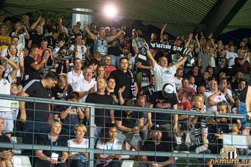 Polne tribune zvestih navijačev ...
